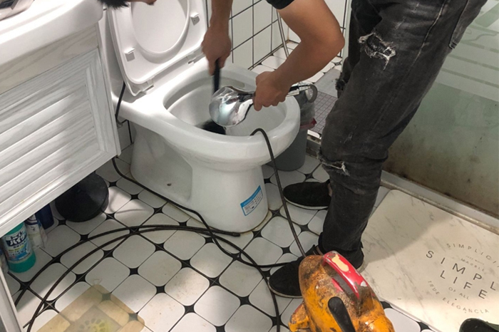 卫滨疏通下水道