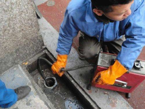 卫滨疏通下水道