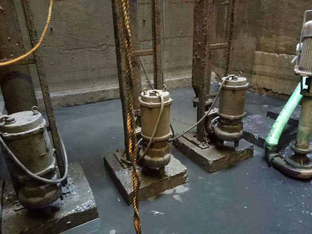 卫滨污水池清理