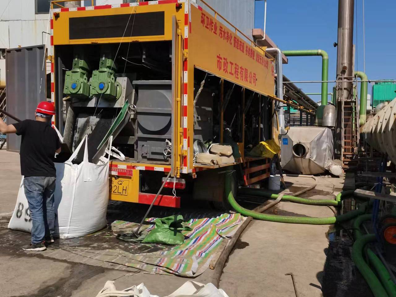 卫滨淤泥压干处理