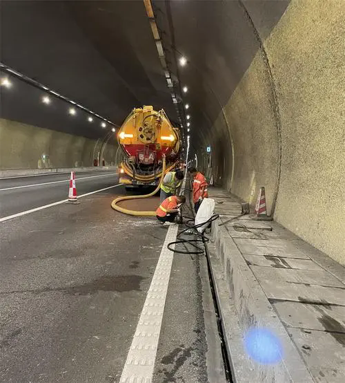 卫滨隧道排水渠清淤